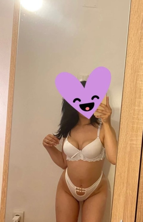 Asistentă Medicală Blondă pentru Momente de Răsfăț