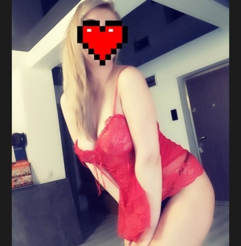 Dominație feminină în Călimănești: Blondă seducătoare