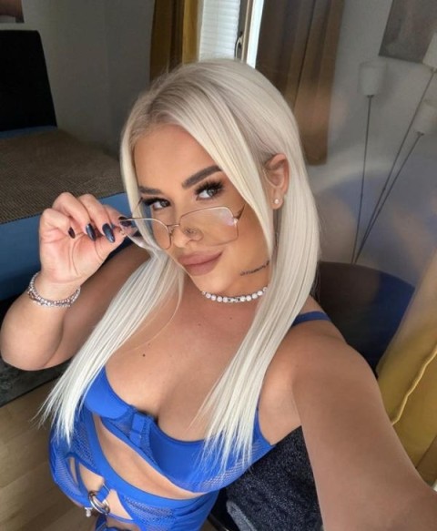 Escortă Blondă cu Piercinguri în Suceava