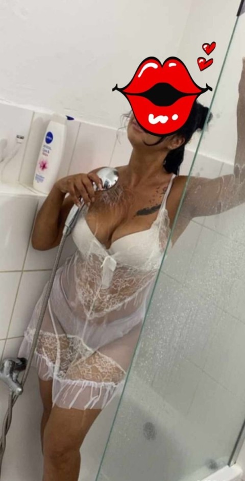 Escortă Blondă pentru Momente de Neuitat în Piața Alba Iulia