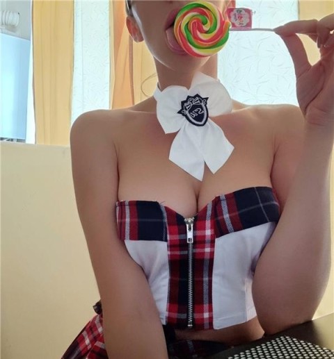 Escortă grăsuță, brunetă și siliconată în Buftea