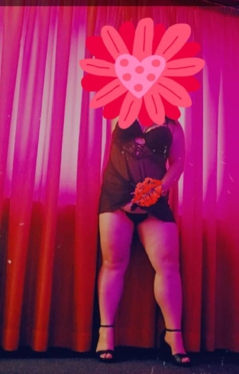 Inalta brunetă de 18 ani în Pipera · pula