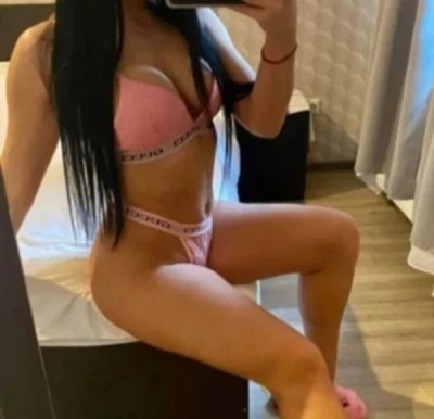 Mary, tunsă scurt, gata de aventură în Piața Amzei