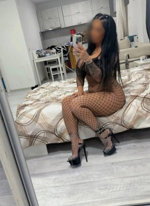 Uniforme și Pasiune: Amanta Perfectă în Luica